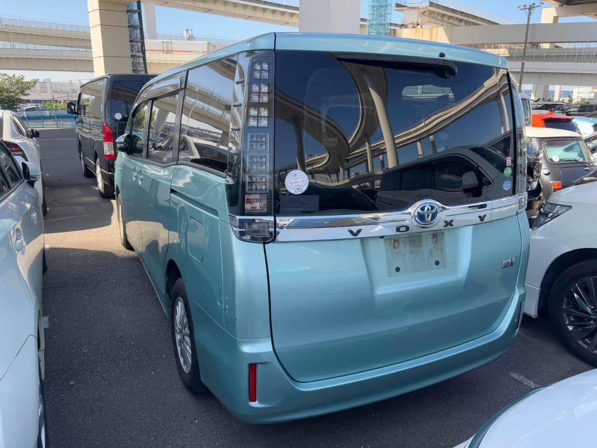 2014 Toyota Voxy photo 2