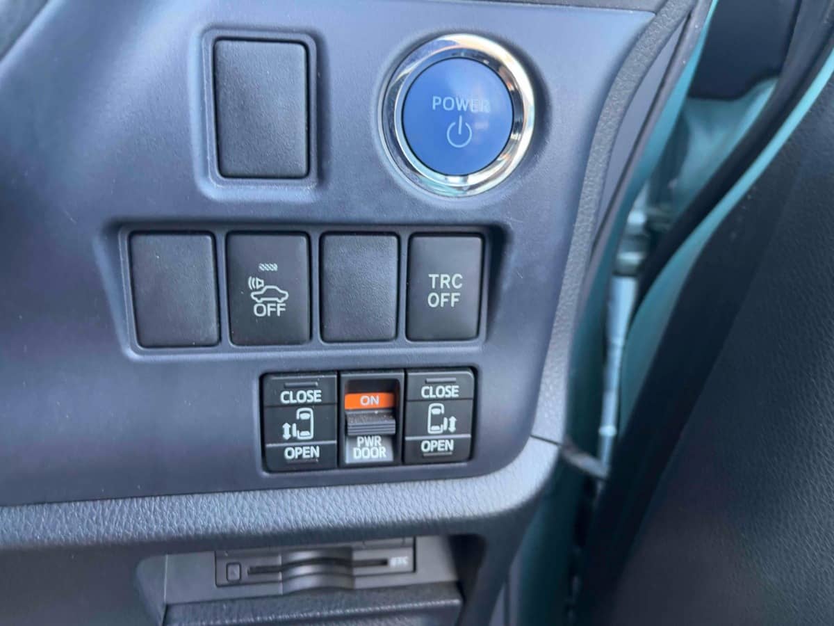 2014 Toyota Voxy photo 5