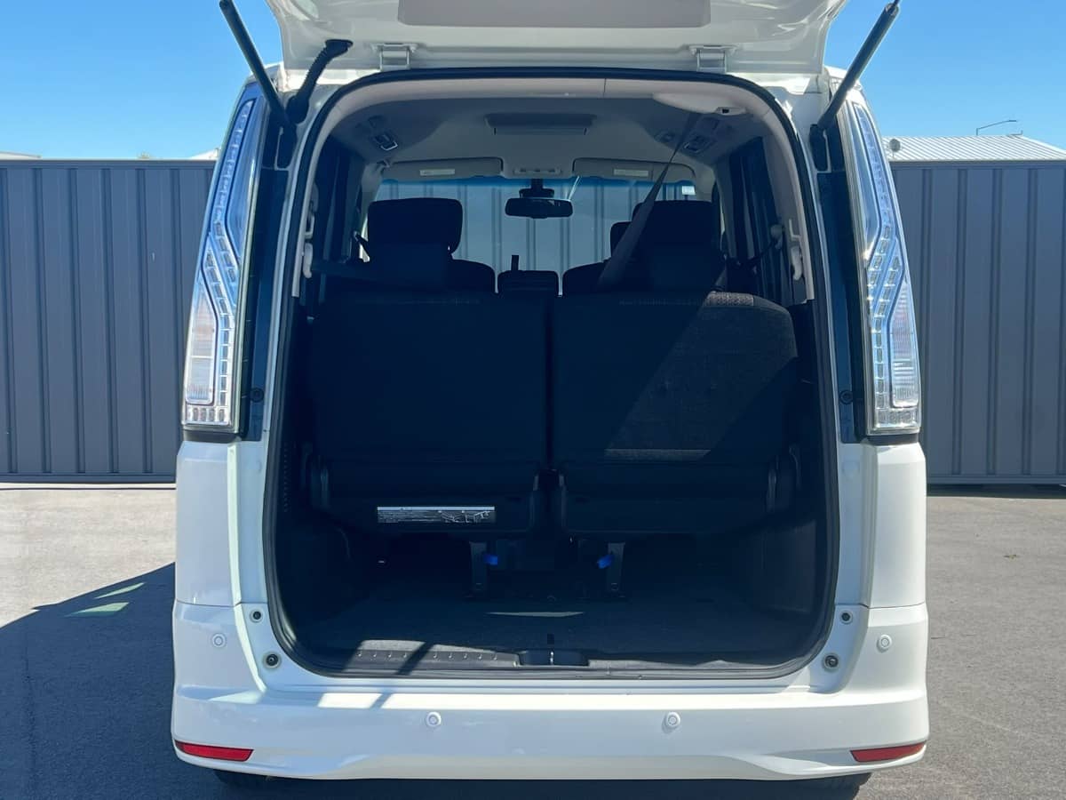 2015 Nissan Serena photo 7