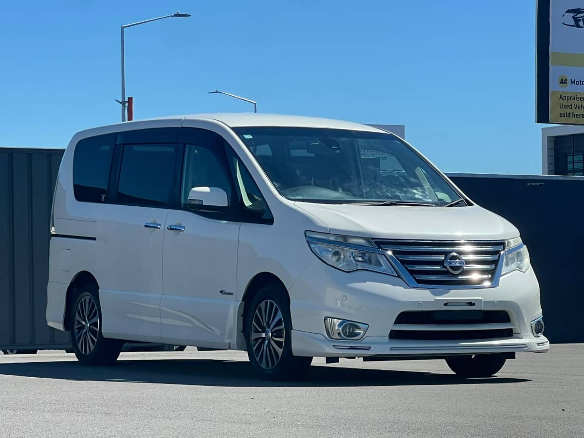 2015 Nissan Serena photo 3