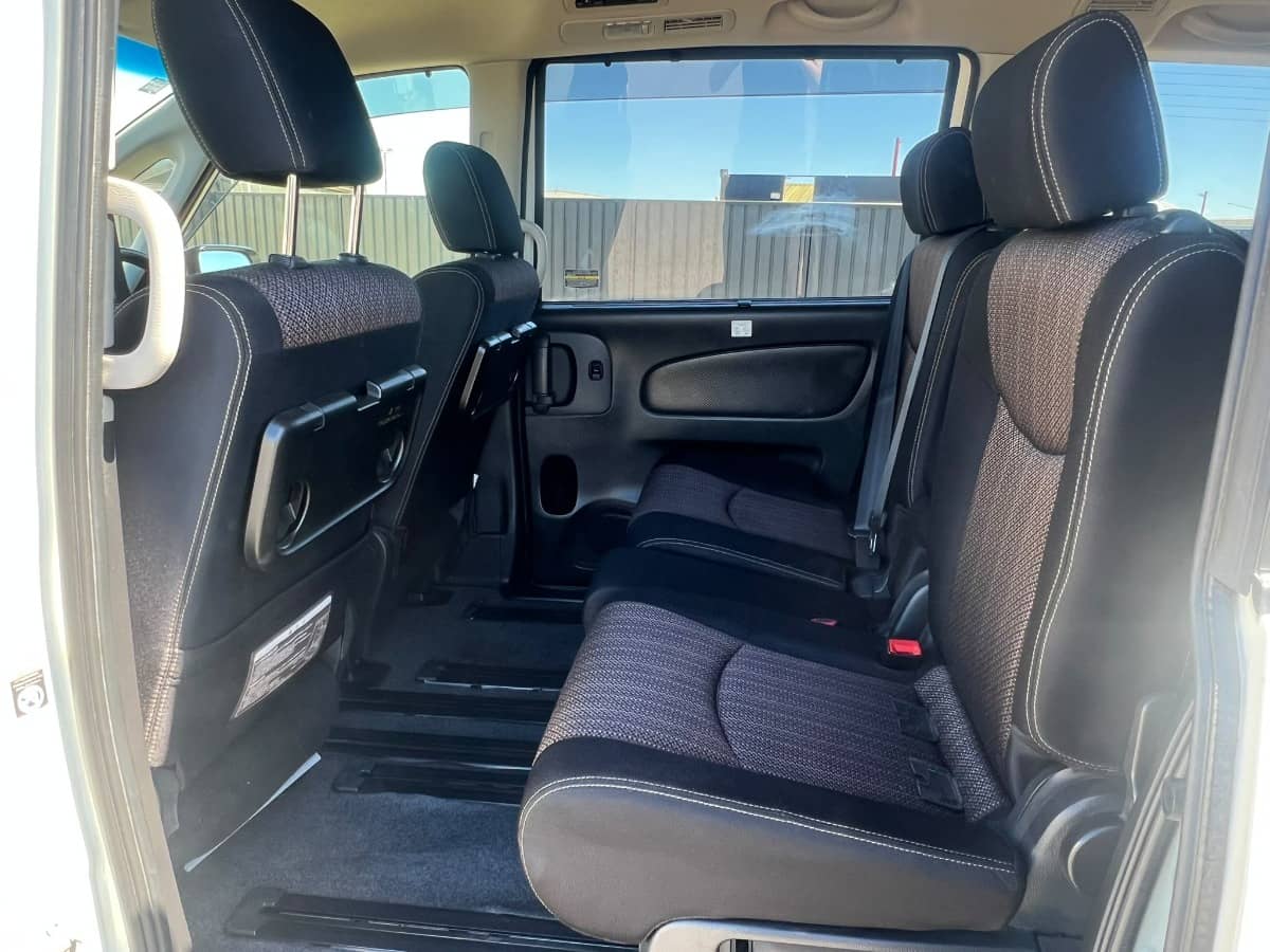 2015 Nissan Serena photo 13