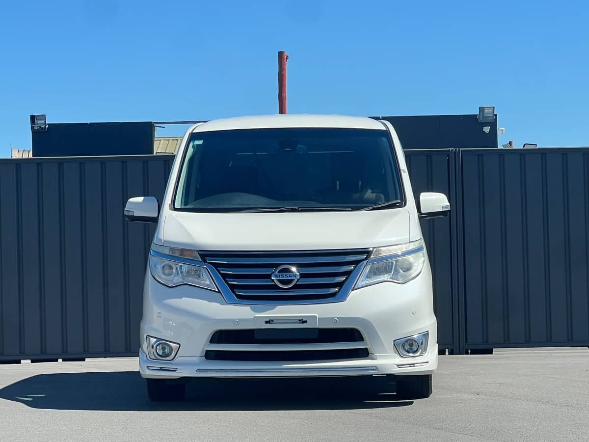 2015 Nissan Serena photo 2