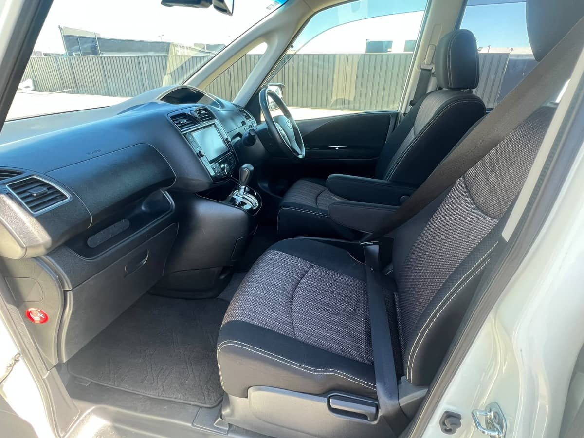 2015 Nissan Serena photo 12