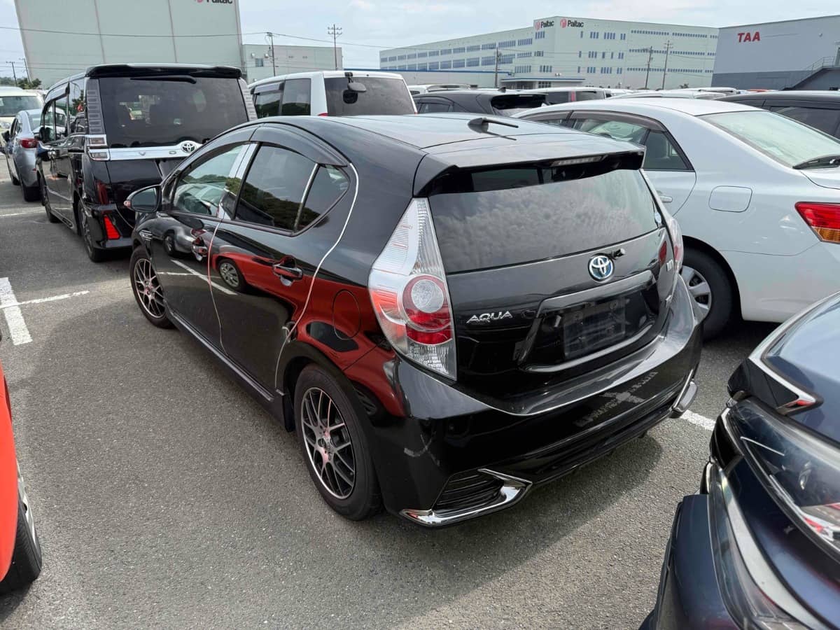 2014 Toyota Aqua photo 2
