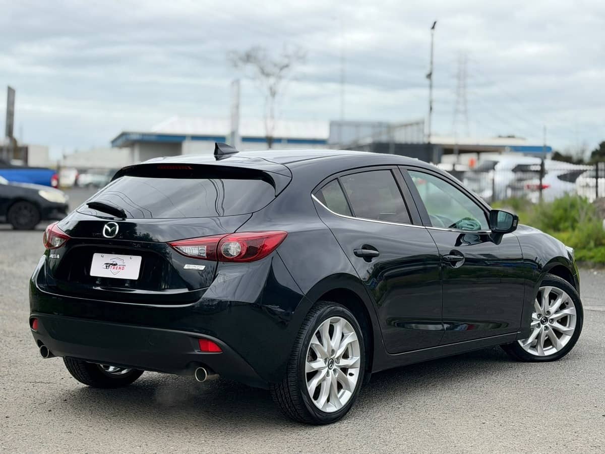 2015 Mazda Axela photo 2