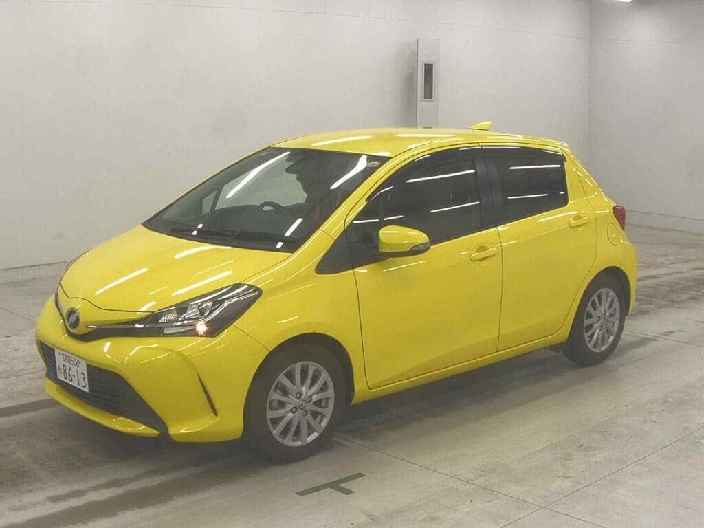 2016 Toyota Vitz photo 2