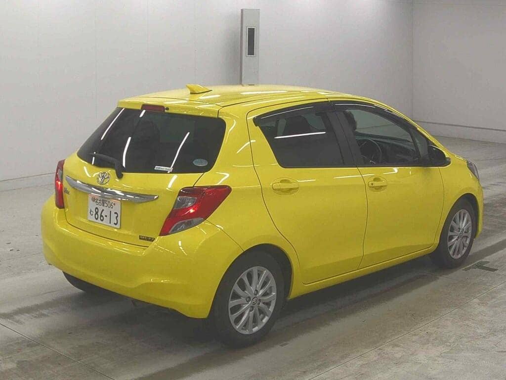 2016 Toyota Vitz photo 3