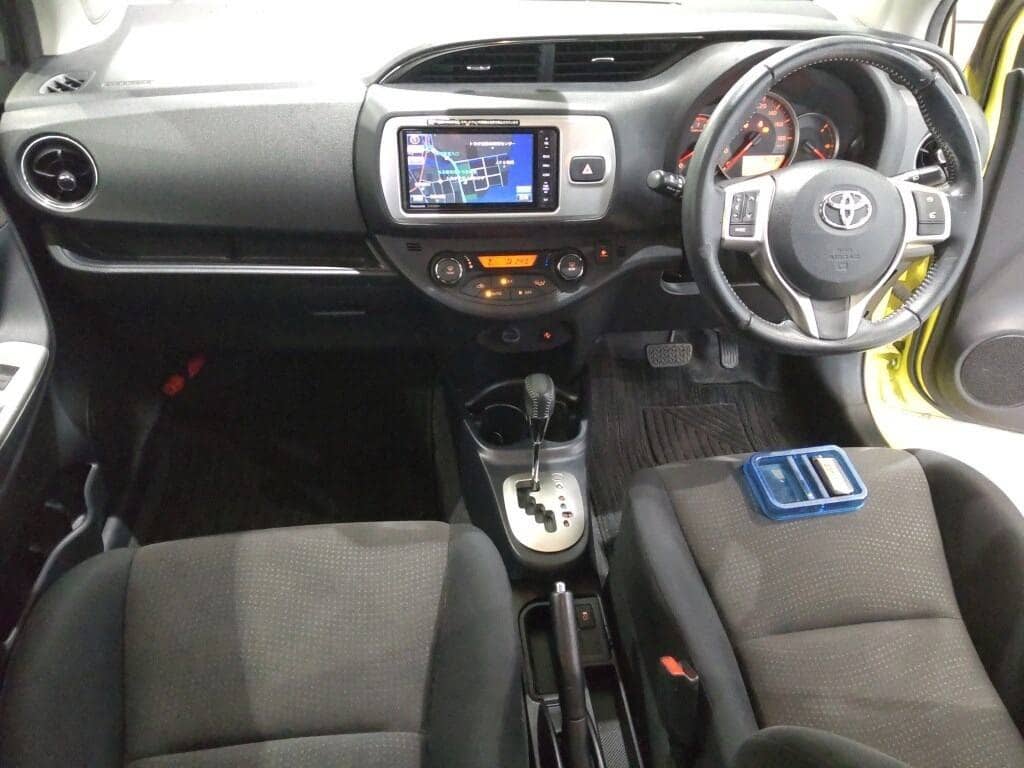 2016 Toyota Vitz photo 9