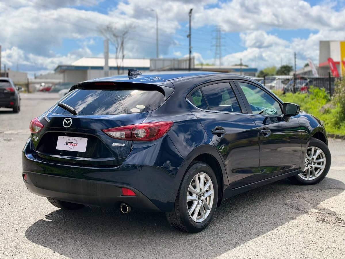 2016 Mazda Axela photo 2