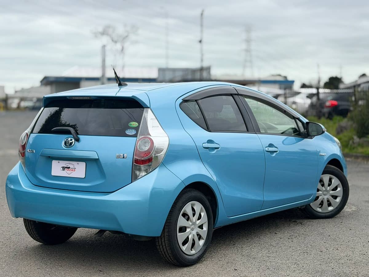 2012 Toyota Aqua photo 2