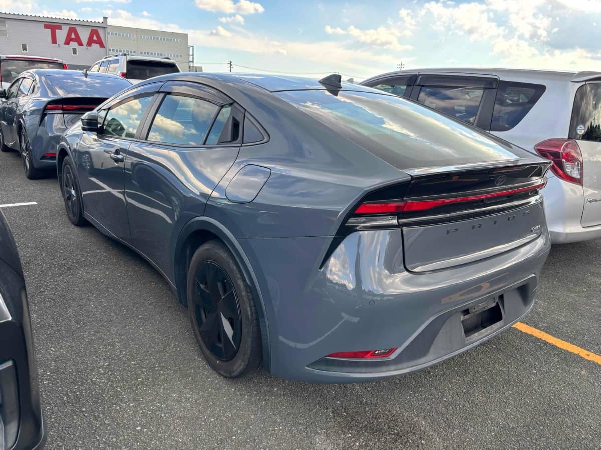 2023 Toyota Prius photo 2