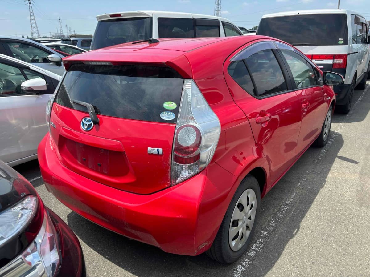 2013 Toyota Aqua photo 2