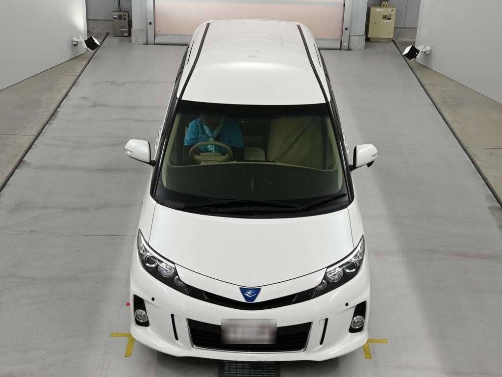 2015 Toyota Estima photo 2
