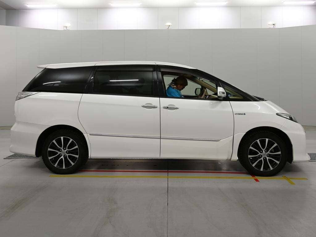 2015 Toyota Estima photo 4