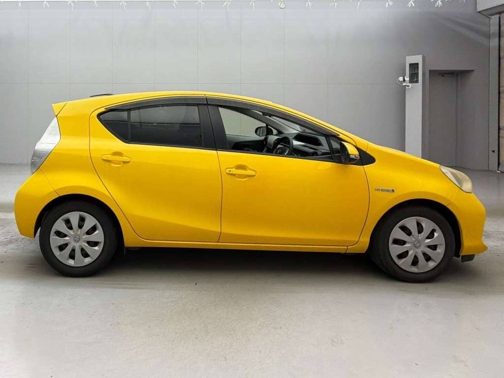 2013 Toyota Aqua photo 3