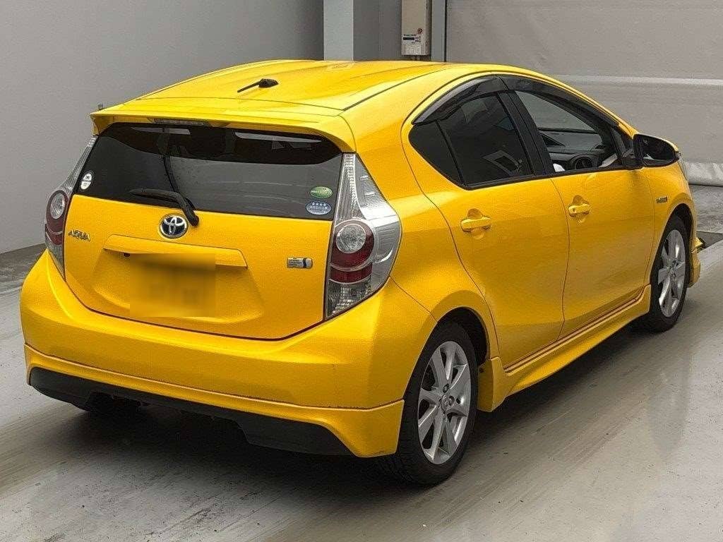 2013 Toyota Aqua photo 2