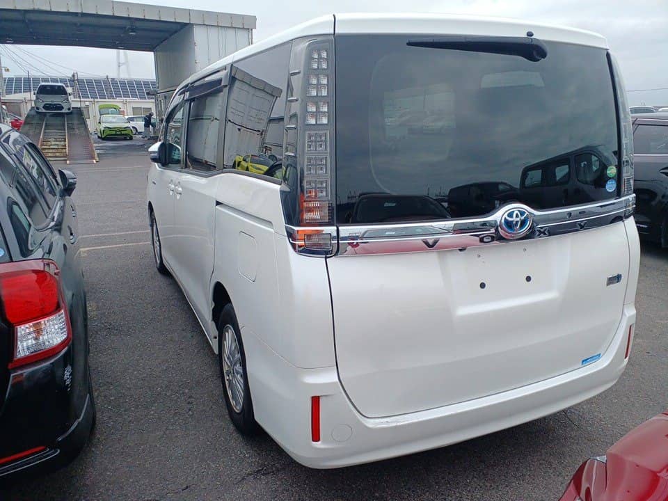 2017 Toyota Voxy photo 4