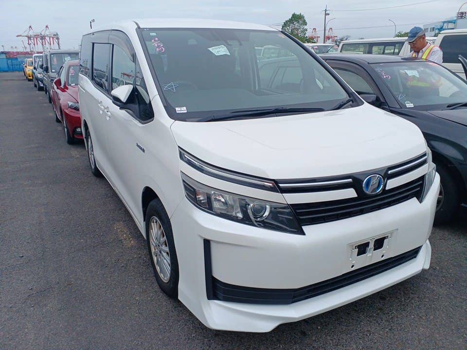 2017 Toyota Voxy photo 2