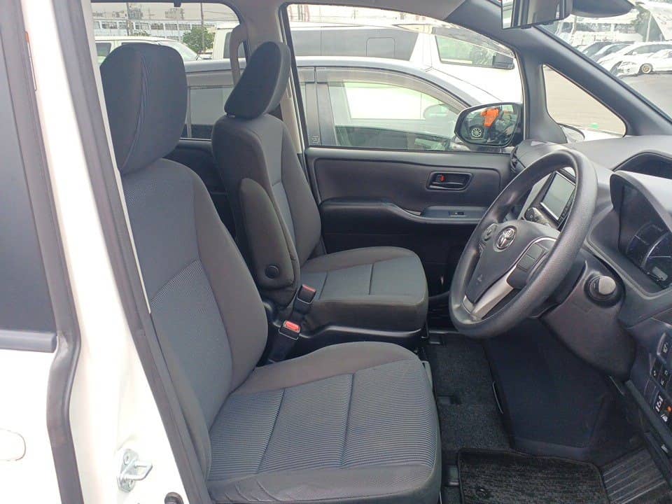 2017 Toyota Voxy photo 5