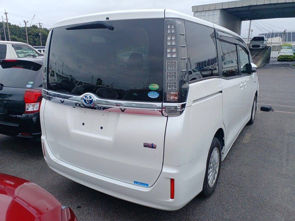 2017 Toyota Voxy photo 3