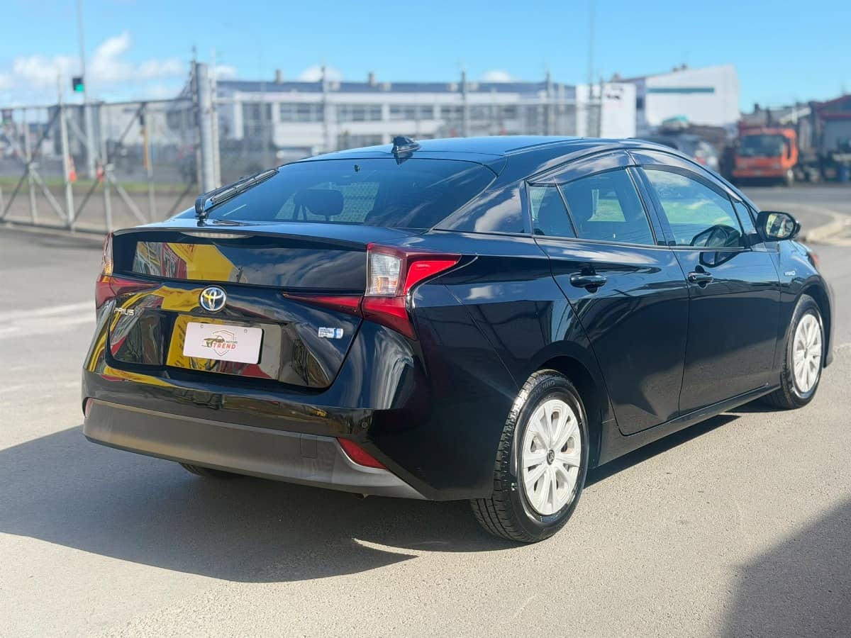 2019 Toyota Prius photo 2